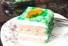 مواد لازم و آموزش کیک ژله ای خانگی (مرحله به مرحله)