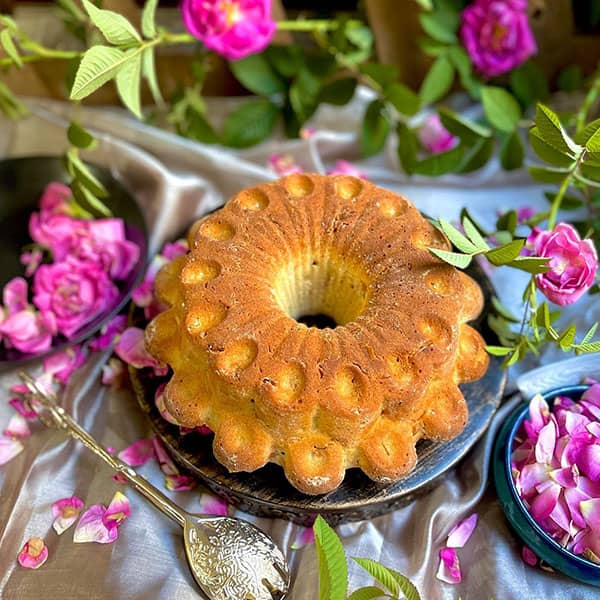 مواد لازم و آموزش کیک گل محمدی خانگی (مرحله به مرحله)