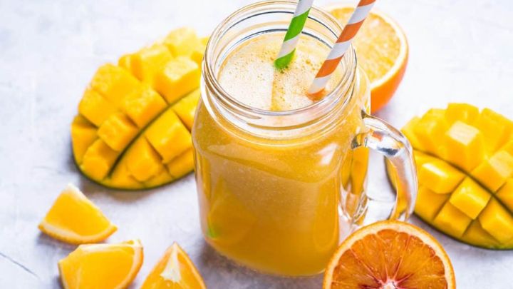 نوشیدنی خنک تابستانی با میوه انبه؛ برای فرار از گرما