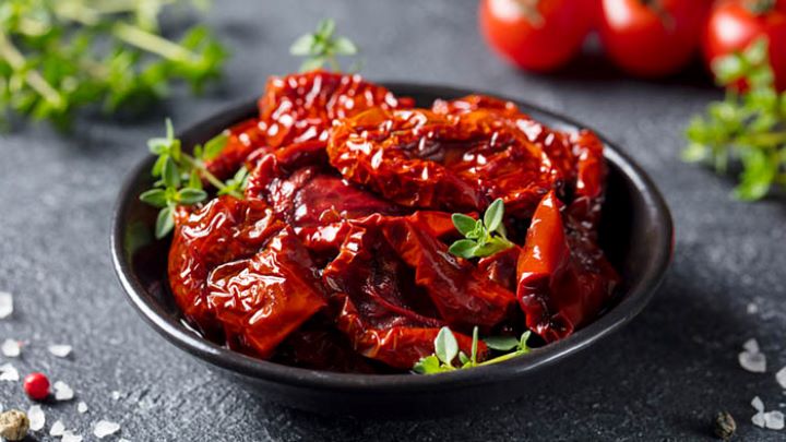 نکات طلایی برای جلوگیری از سیاهی گوجه خشک شده؛ دلایل+راهکارها