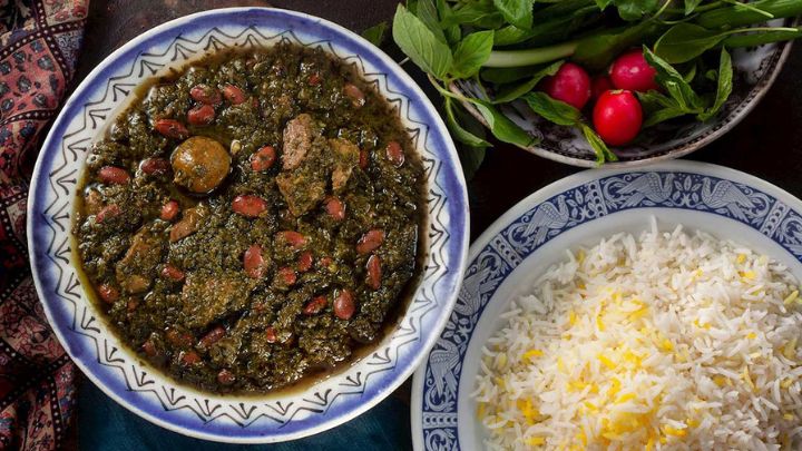 چه زمانی ادویه‌های قورمه سبزی را اضافه کنیم؟