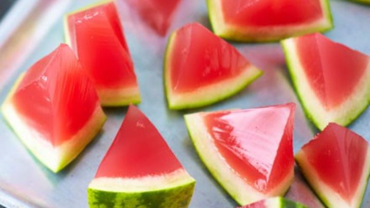 ژله در پوست هندوانه: یک دسر تابستانی مجلسی ژله در پوست هندوانه: یک دسر تابستانی مجلسی