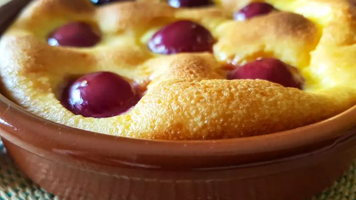 کلافوتی آلبالو را به روش فرانسوی درست کن
