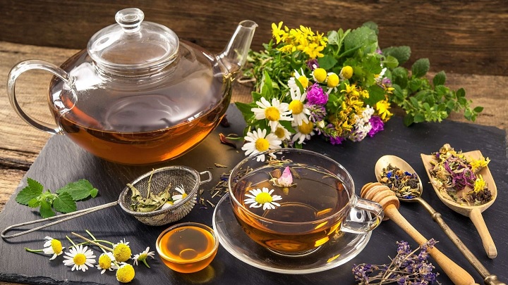 ۱۲ دمنوش گیاهی برای رفع عطش و تشنگی در فصل گرما