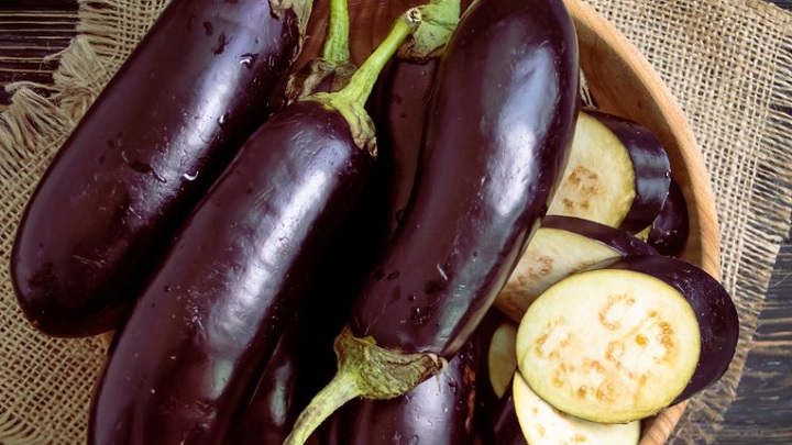 ۱۳ خاصیت بی‌نظیر دمنوش پوست بادمجان + رسپی و نکات مصرف