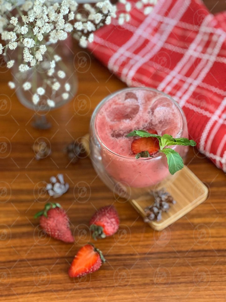 ۲ رسپی اسموتی توت فرنگی و بابونه؛ کلاسیک و رژیمی
