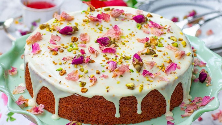 ۲ رسپی کیک گل محمدی؛ ساده و خوشمزه
