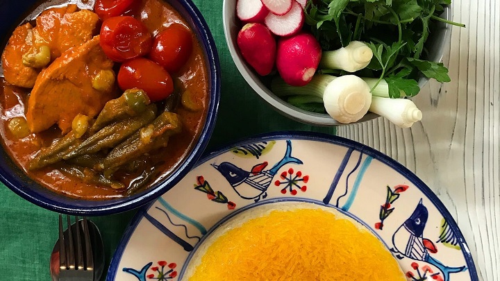 ۳ روش رسپی خورش مرغ با بامیه؛ نکات خوشمزه تر شدن
