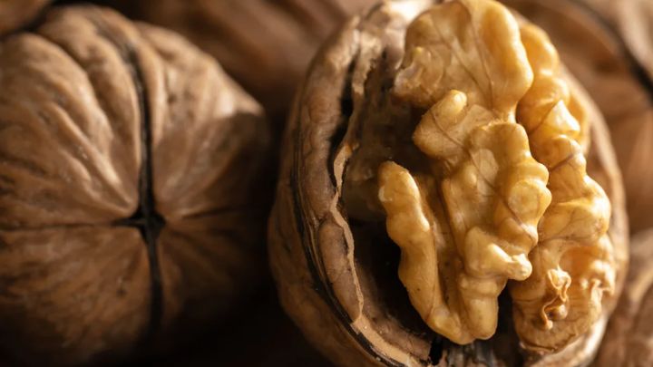 ۳ روش ساده و سریع برای بو دادن گردو در خانه