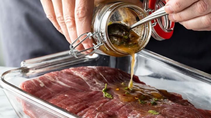 ۷ تکنیک‌ موثر برای خوش طعم کردن گوشت + نکات