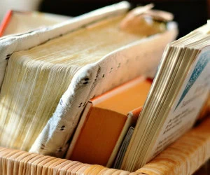 3 ترفند ساده جهت رفع لکه چربی از روی کتاب و کاغذ (2 ترفند عالی)