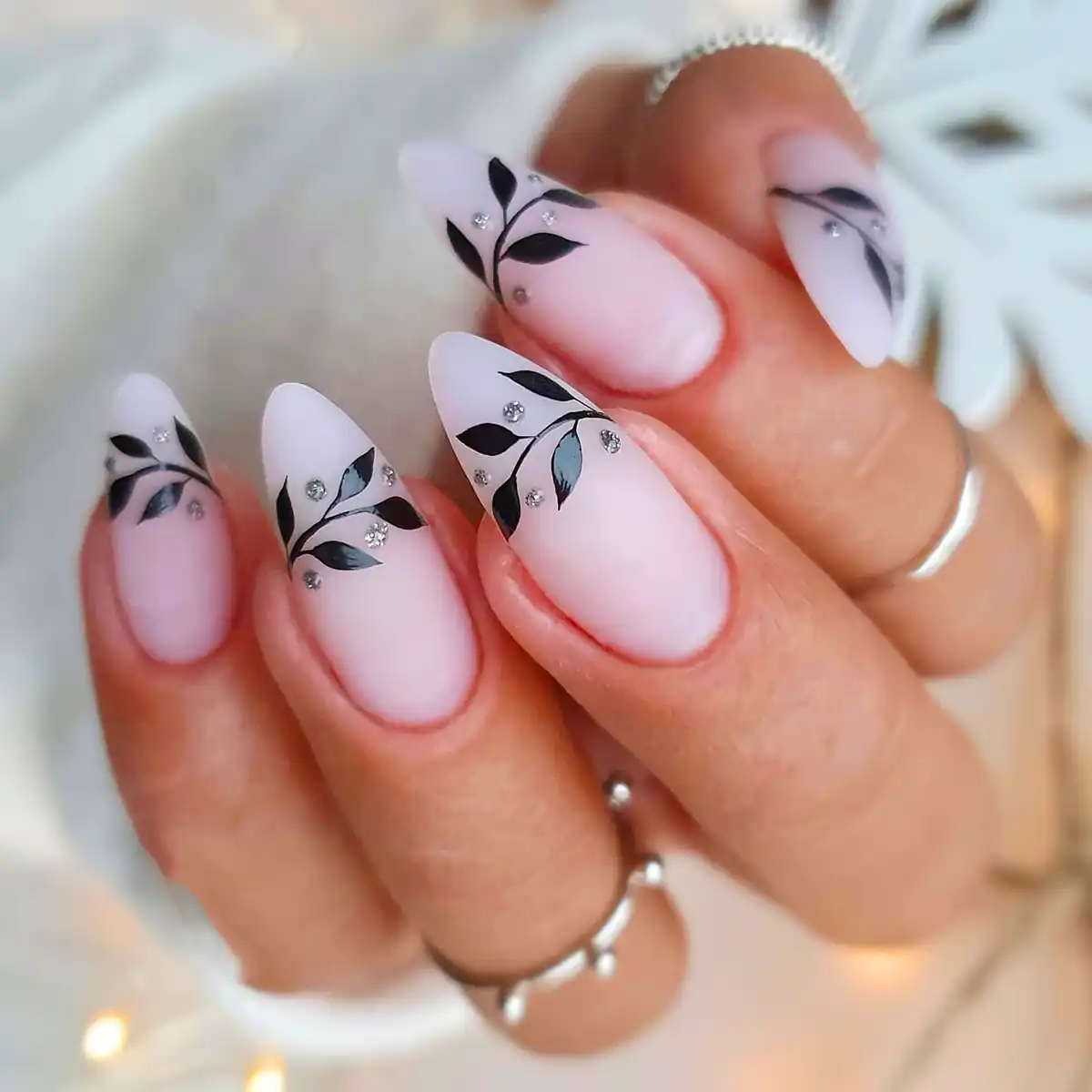 طراحی مینیاتوری سفید مشکی ناخن