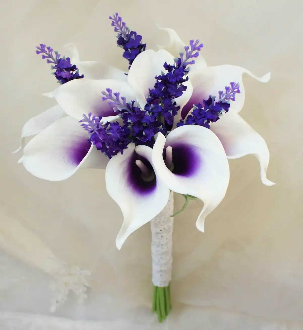 دسته گل سفید بنفش عروس
