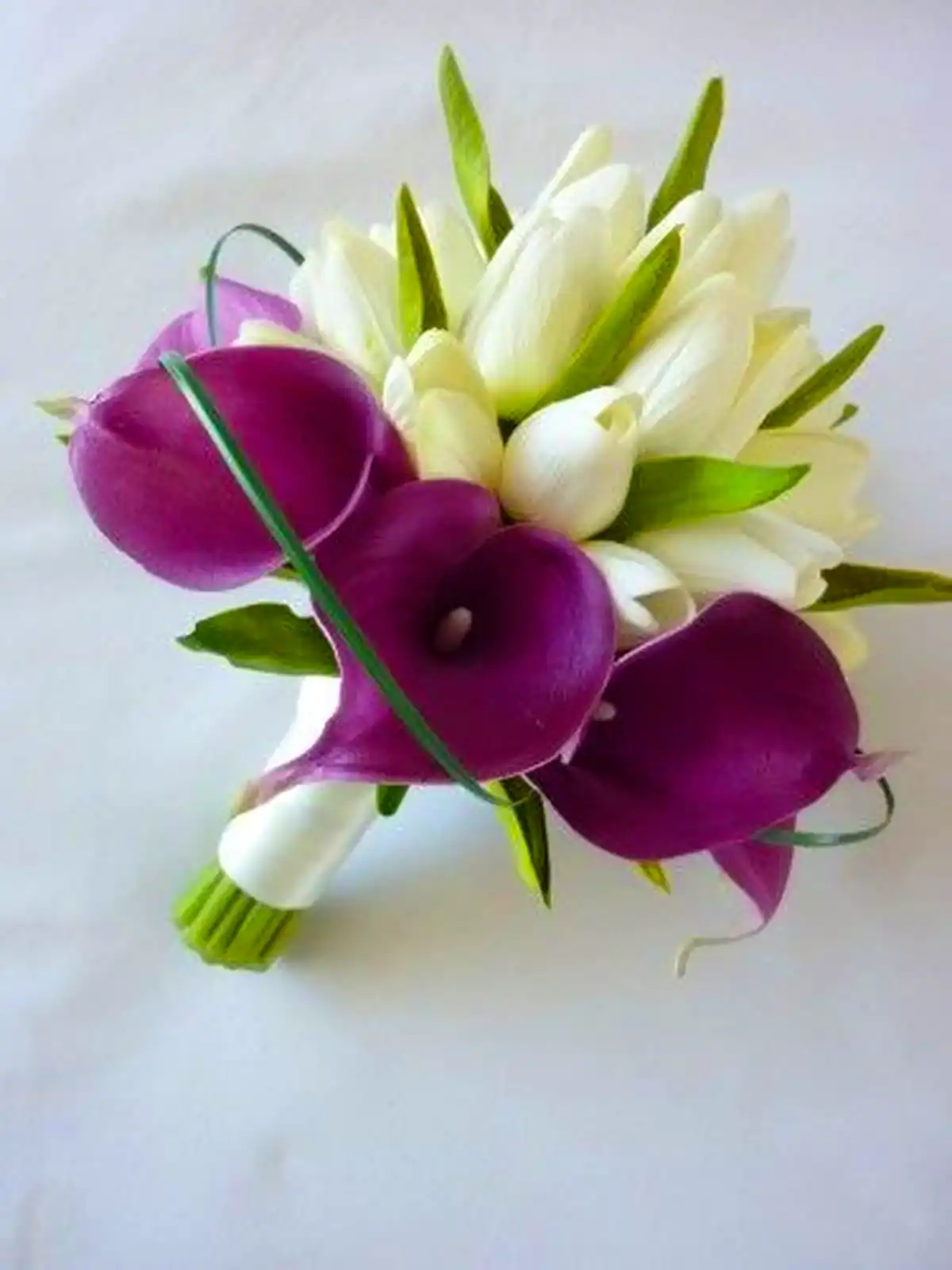 دسته گل سفید بنفش عروس