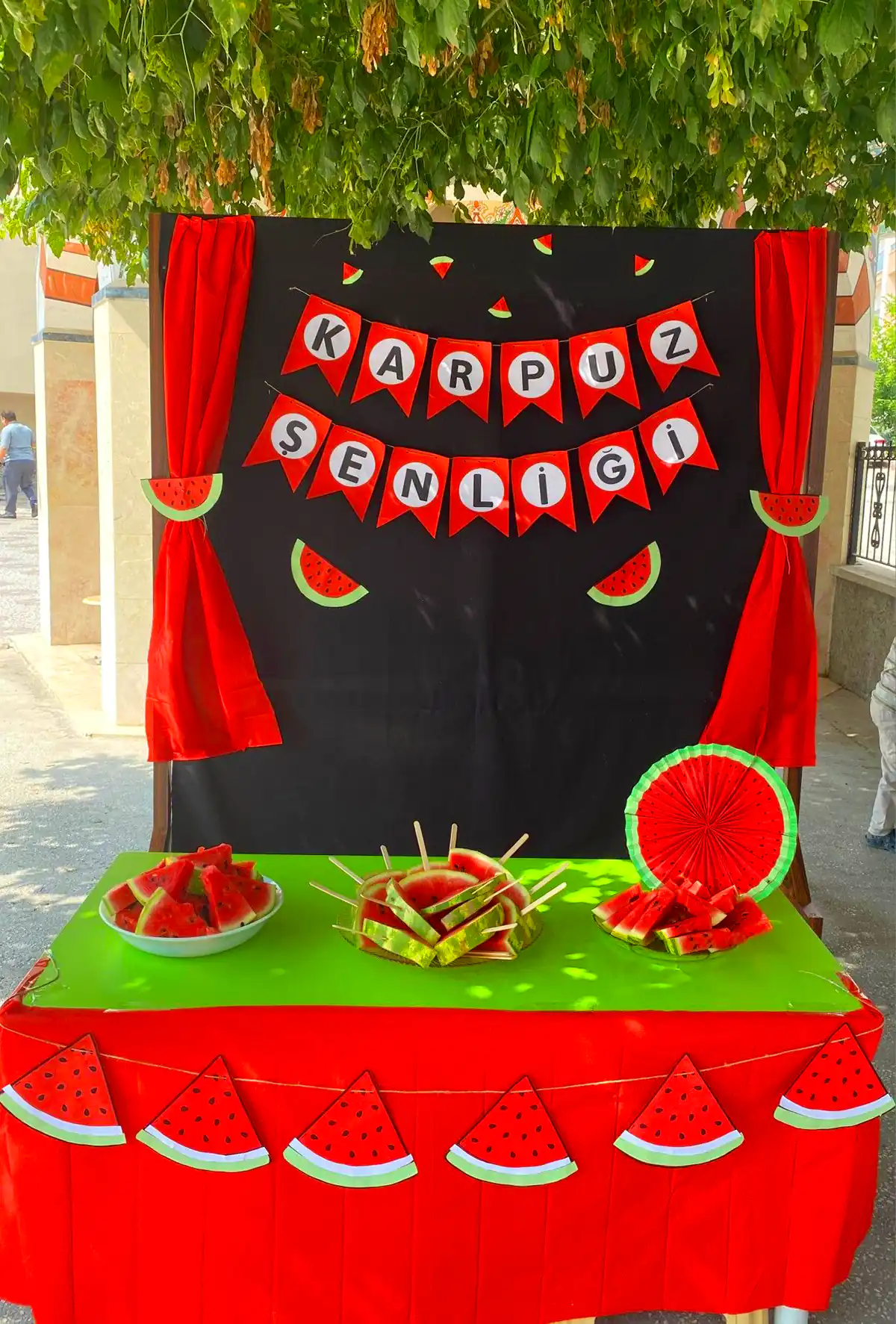 دکور ساده یلدایی مدرسه