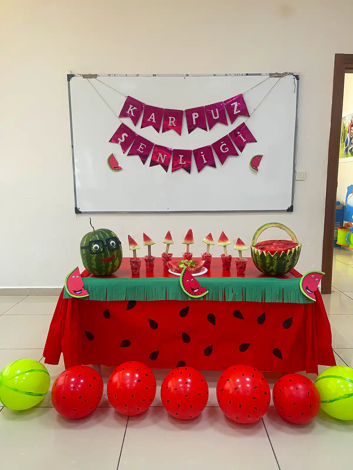 دکور ساده یلدایی مدرسه