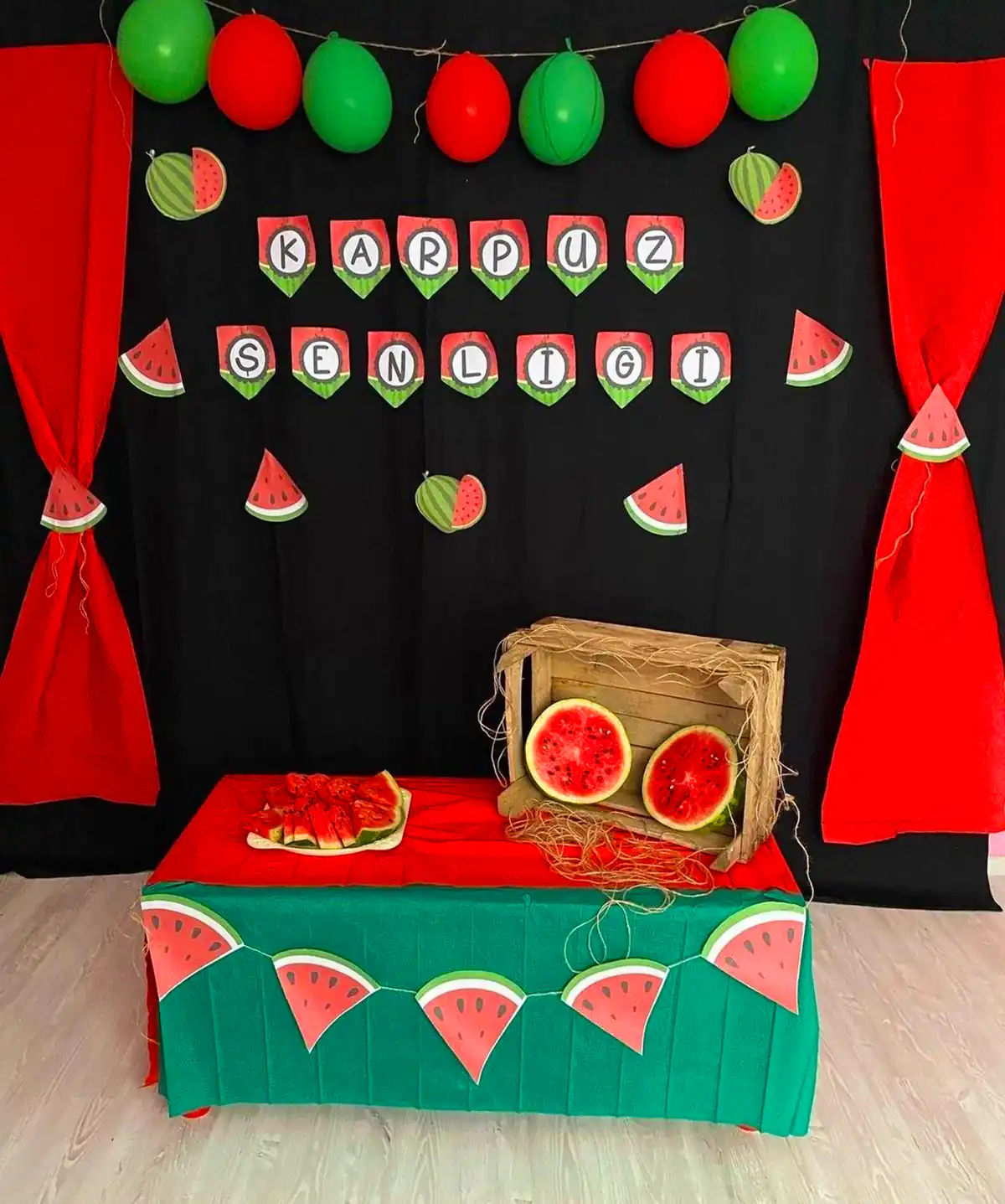 دکور ساده یلدایی مدرسه