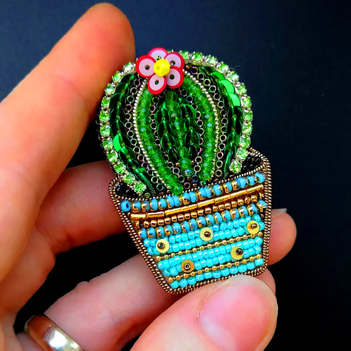 گل سینه دستساز لاکچری
