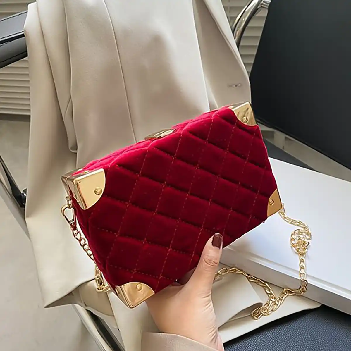کیف قرمز مخملی