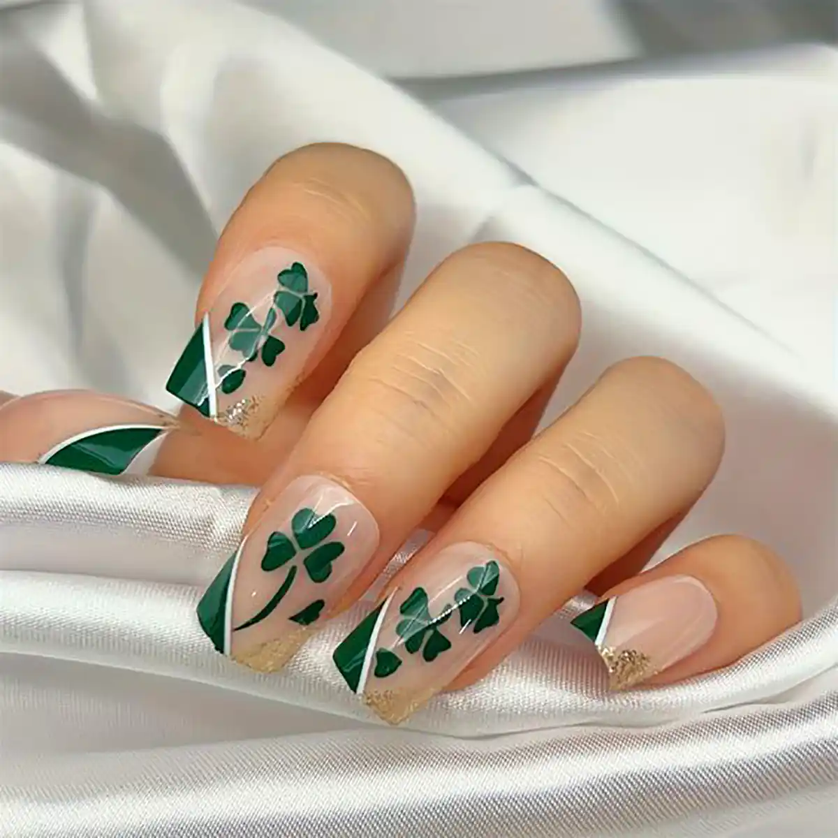 دیزاین شبدر چهارپر روی ناخن