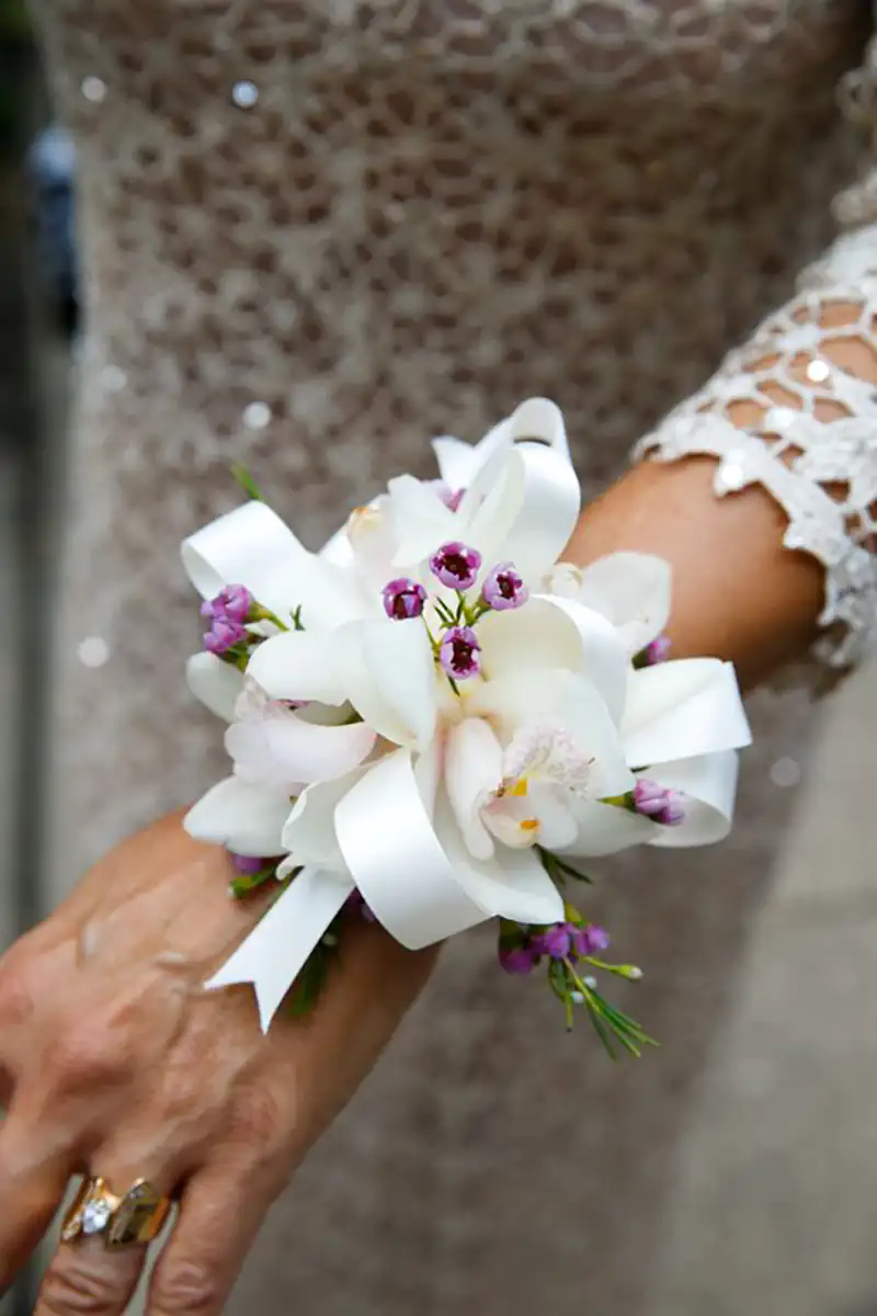دسته گل حلقه ای دور مچ عروس