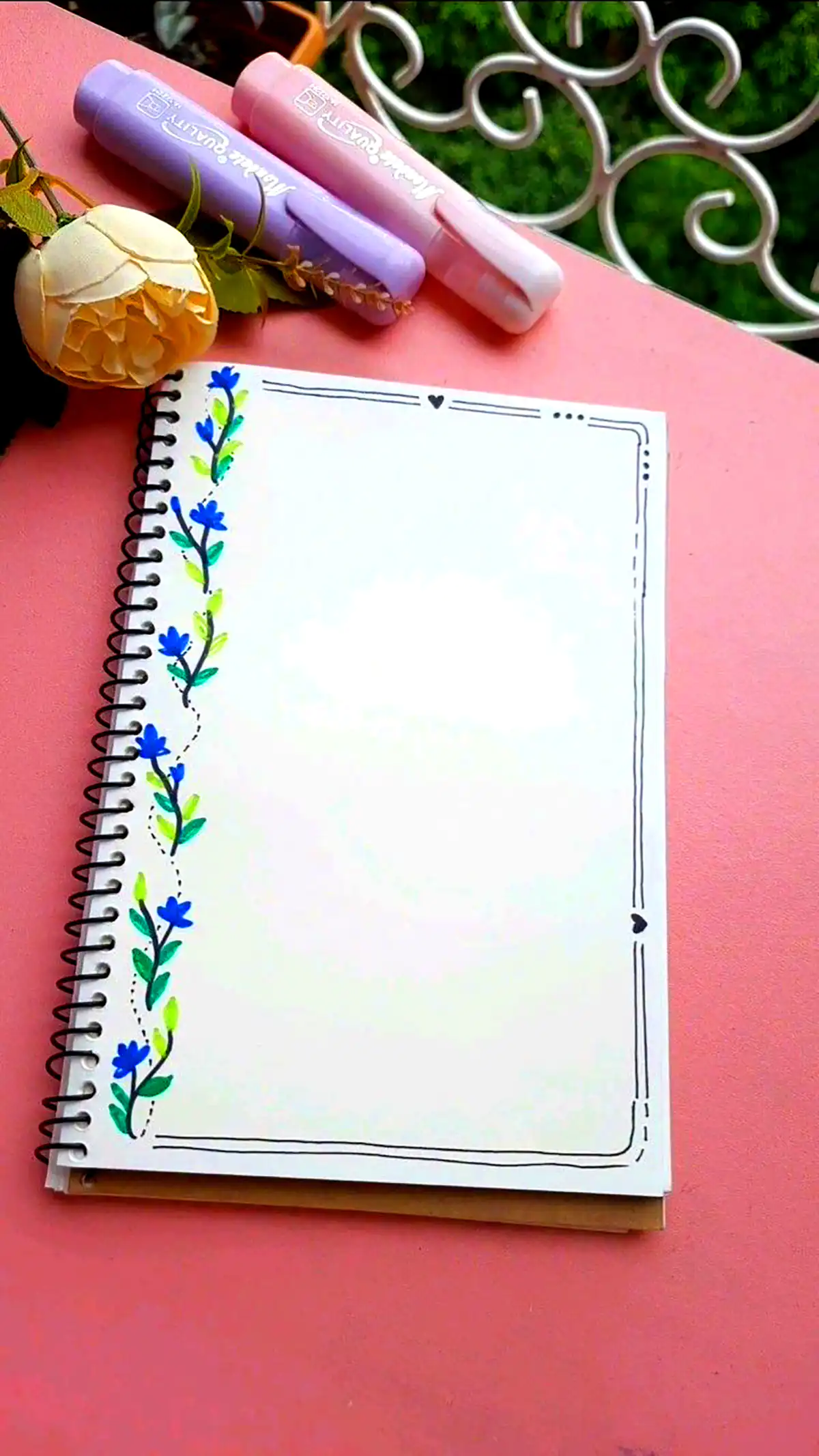 نقاشی ساده دور دفتر