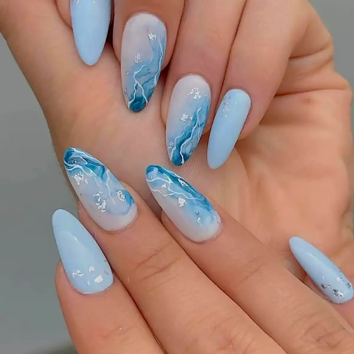 طراحی ناخن مرمری شیک آبی 