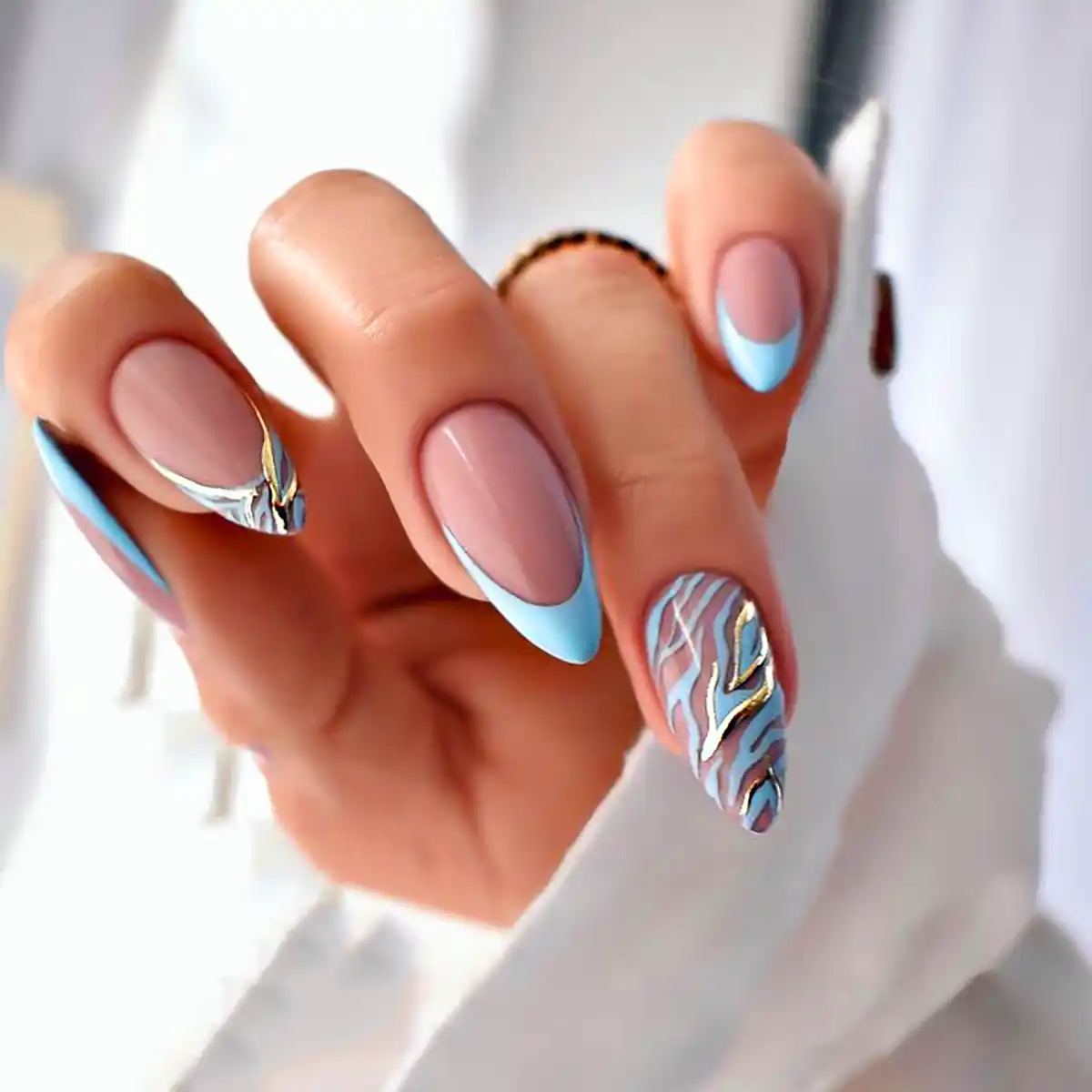 طراحی ناخن مرمری شیک آبی 