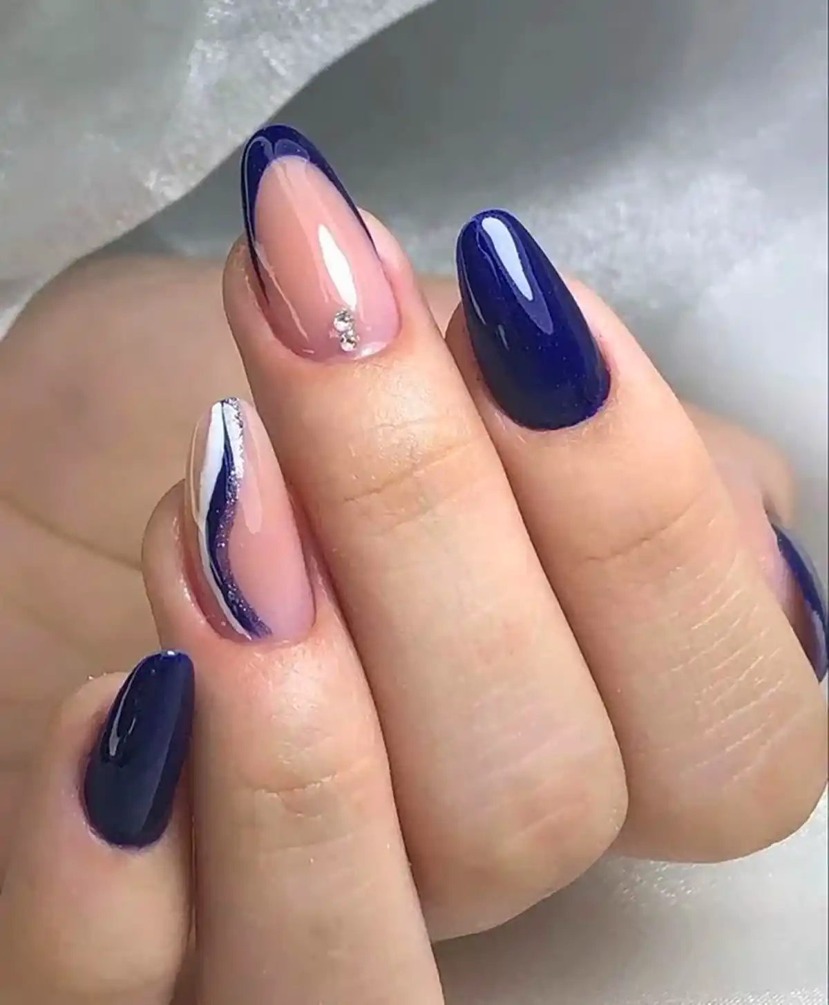 طراحی ناخن آبی کاربنی (جدیدترین مدل های ترند امسال ۱۴۰۴ - ۲۰۲۵) طراحی ناخن آبی کاربنی