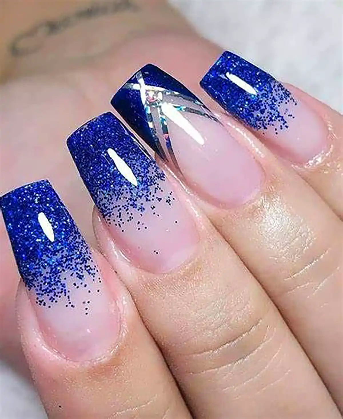 طراحی ناخن آبی کاربنی (جدیدترین مدل های ترند امسال ۱۴۰۴ - ۲۰۲۵) طراحی ناخن آبی کاربنی