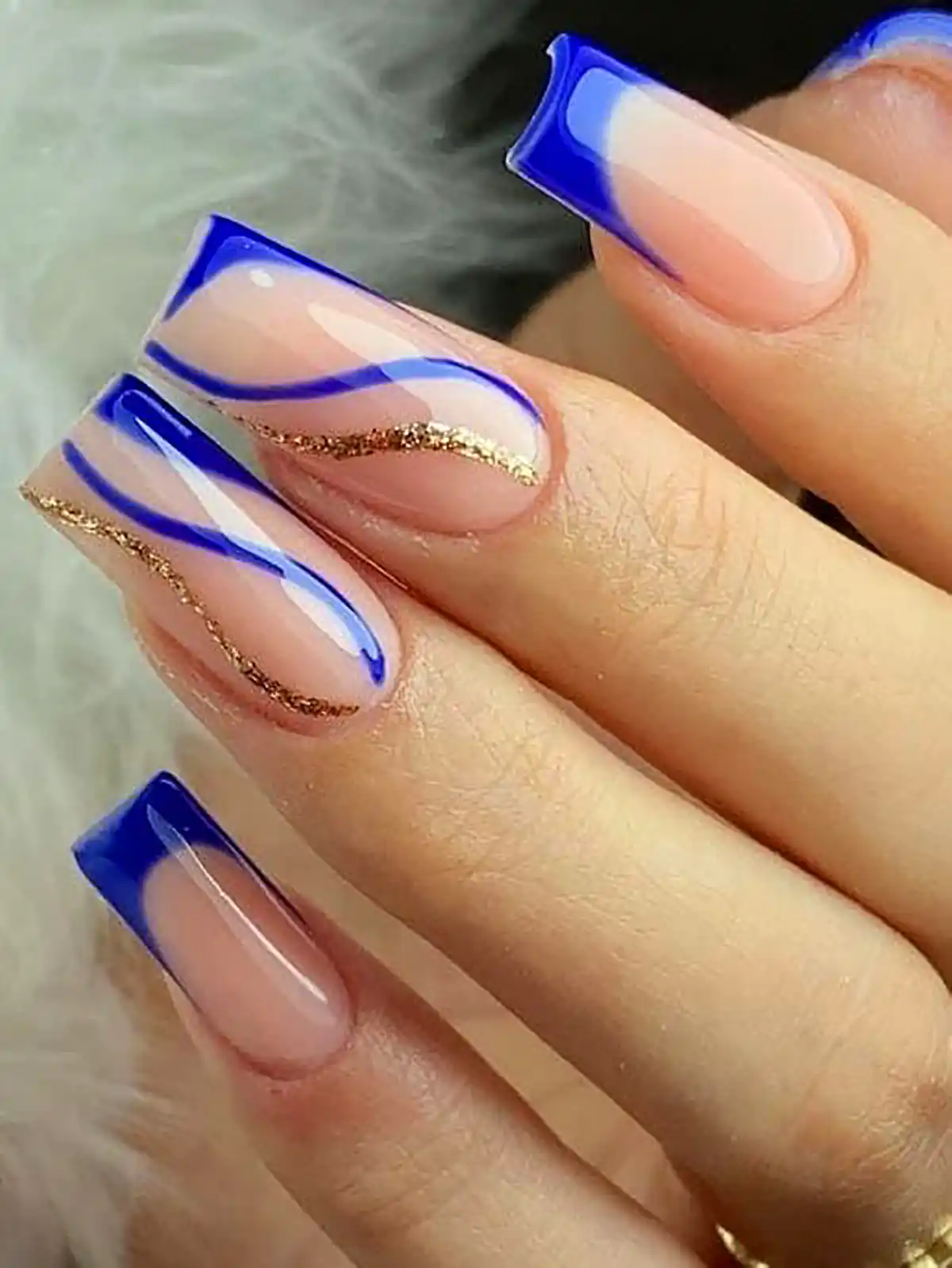طراحی ناخن آبی کاربنی (جدیدترین مدل های ترند امسال ۱۴۰۴ - ۲۰۲۵) طراحی ناخن آبی کاربنی