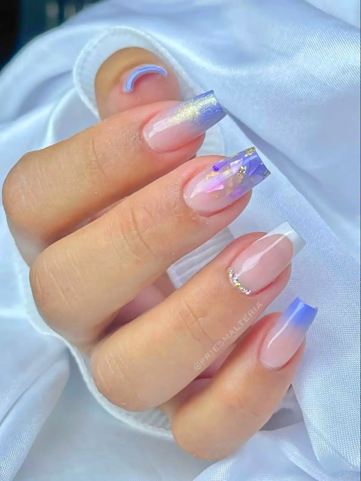 آمبره ناخن آبی آسمانی