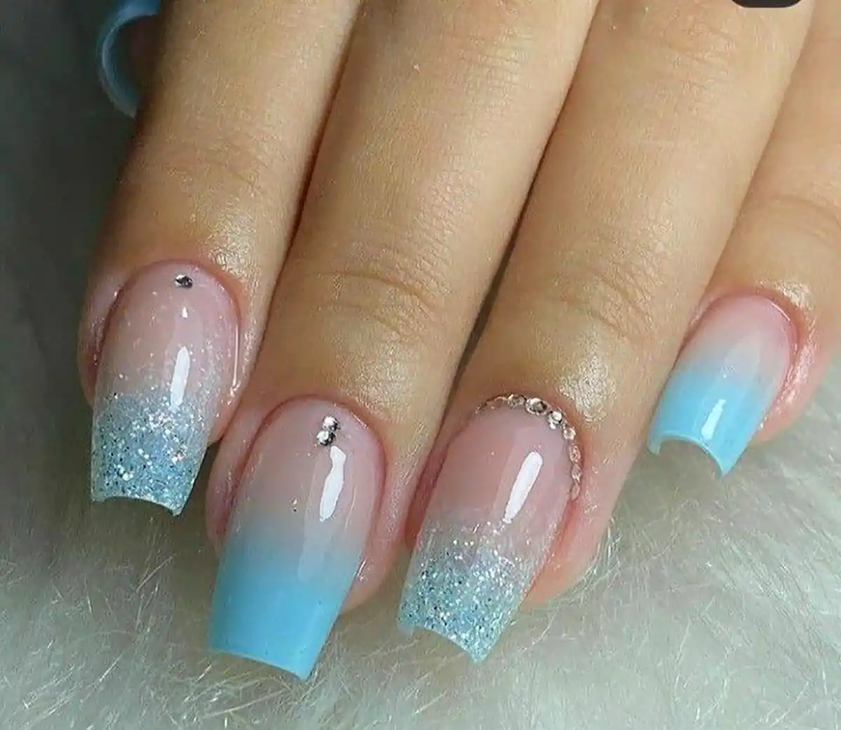 آمبره ناخن آبی آسمانی