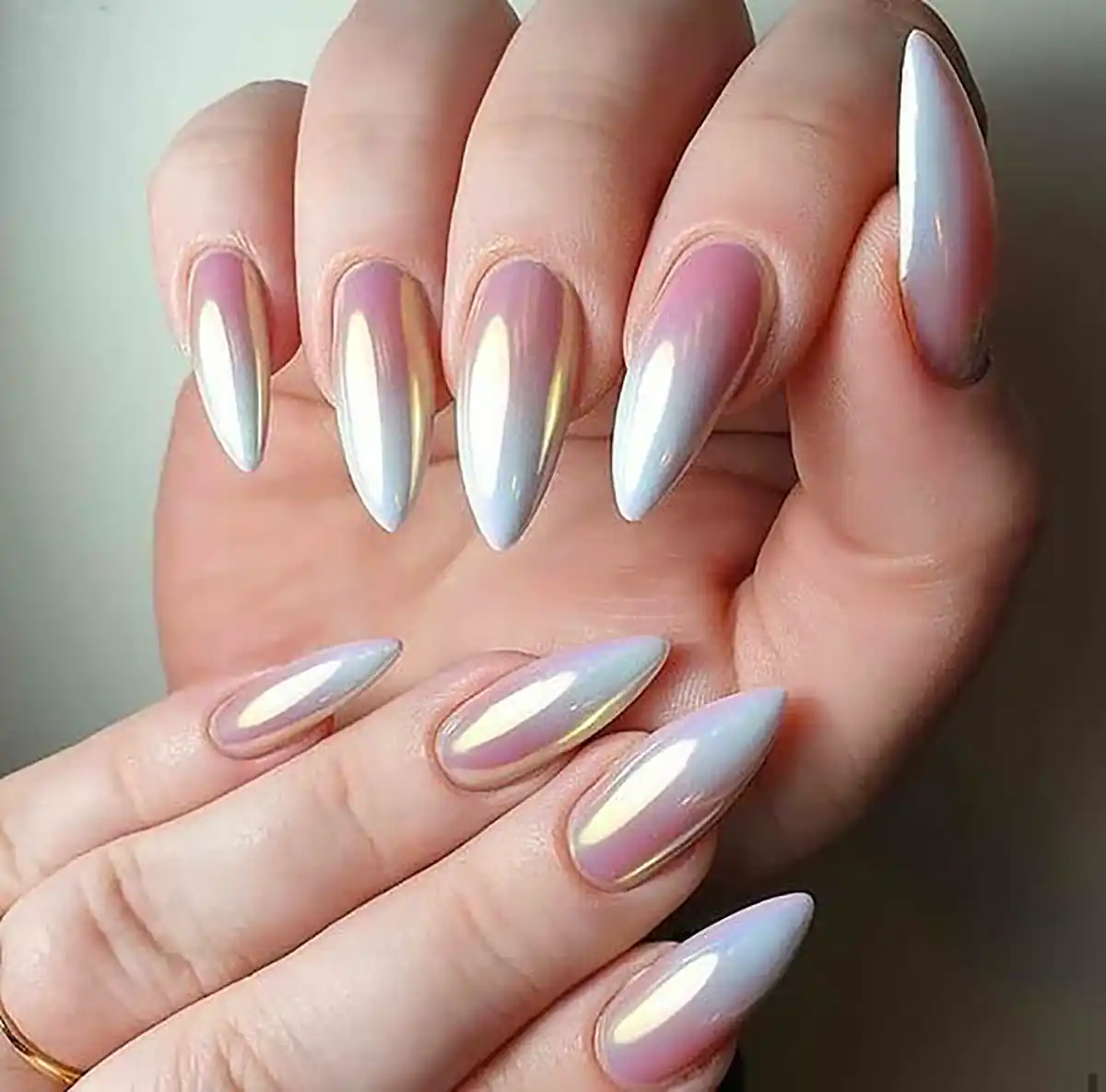 طراحی ناخن هولوگرامی