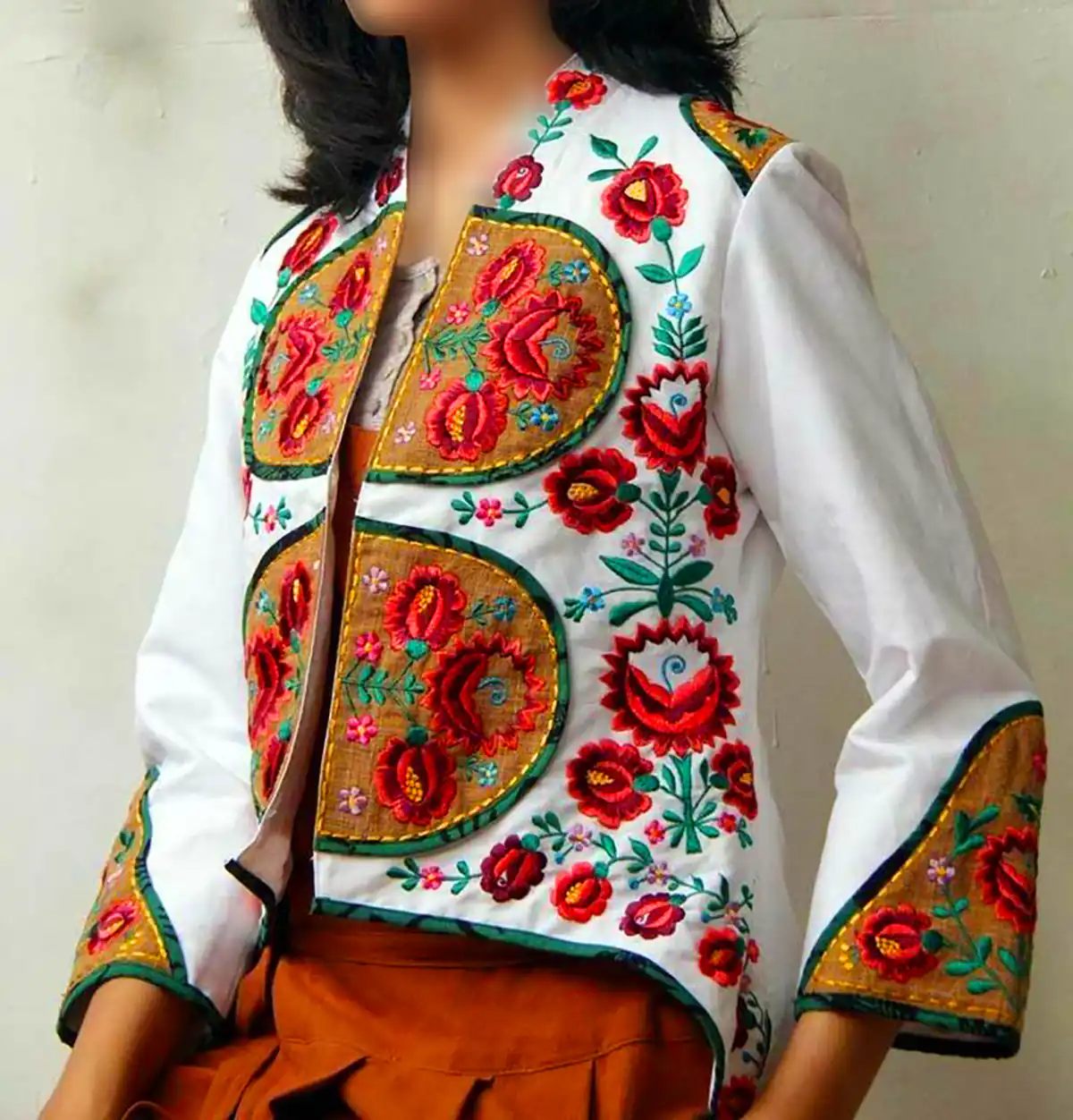 مانتو سنتی با طراحی خاص
