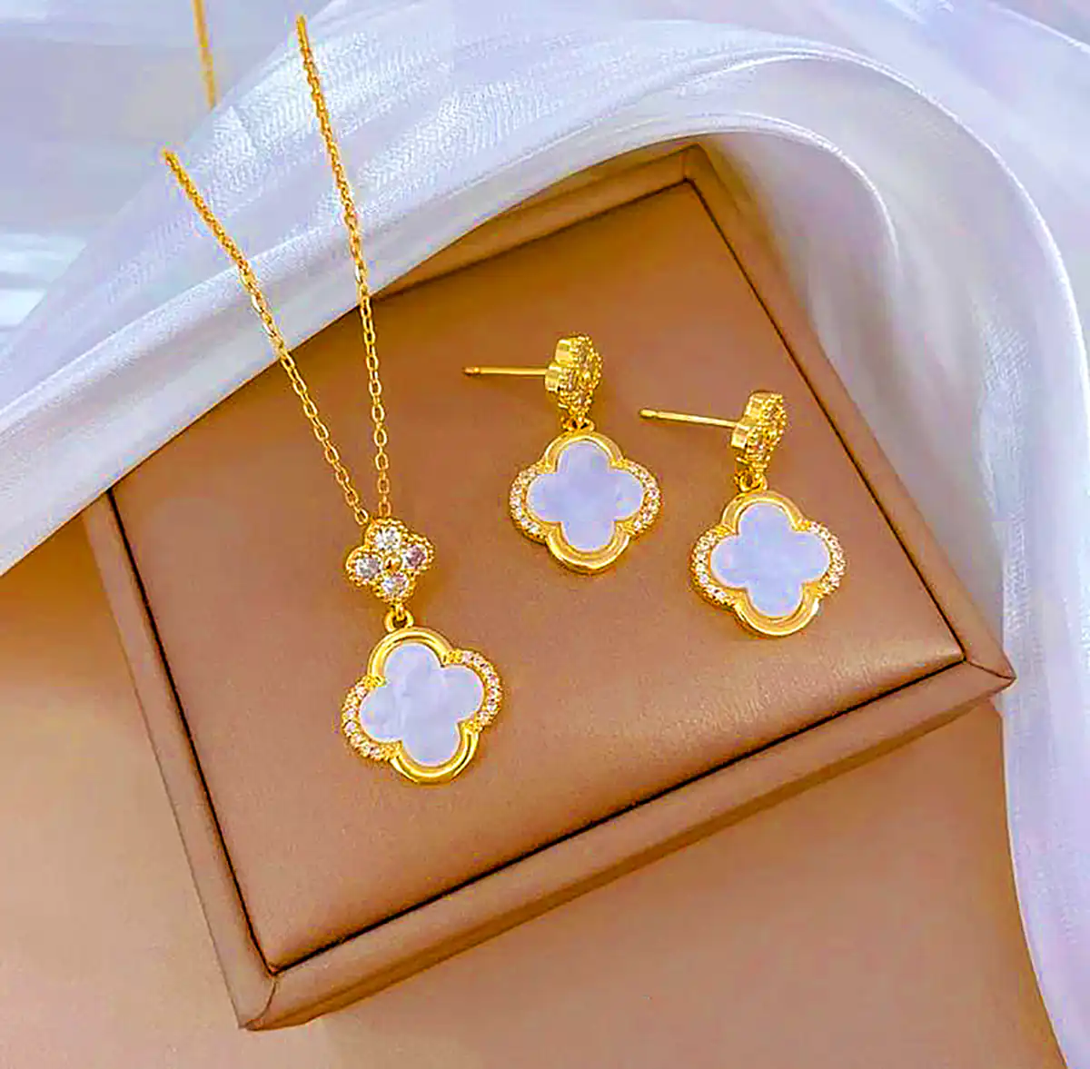 نیم ست طلای کوچک مینیمال