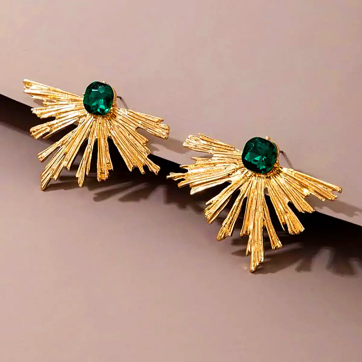 گوشواره گل میخی زمردی