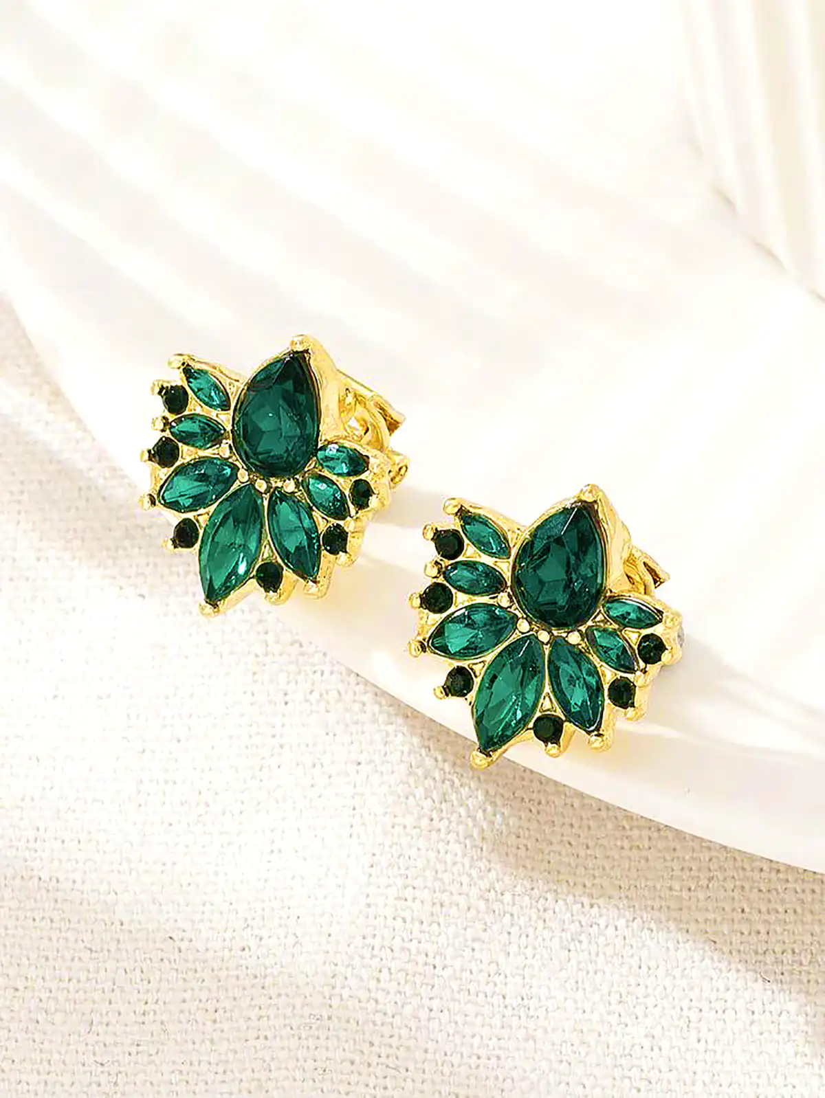 گوشواره گل میخی زمردی