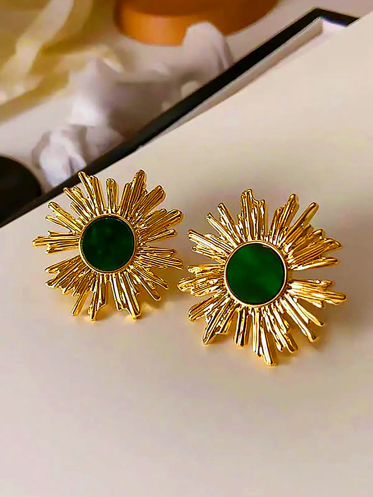 گوشواره گل میخی زمردی