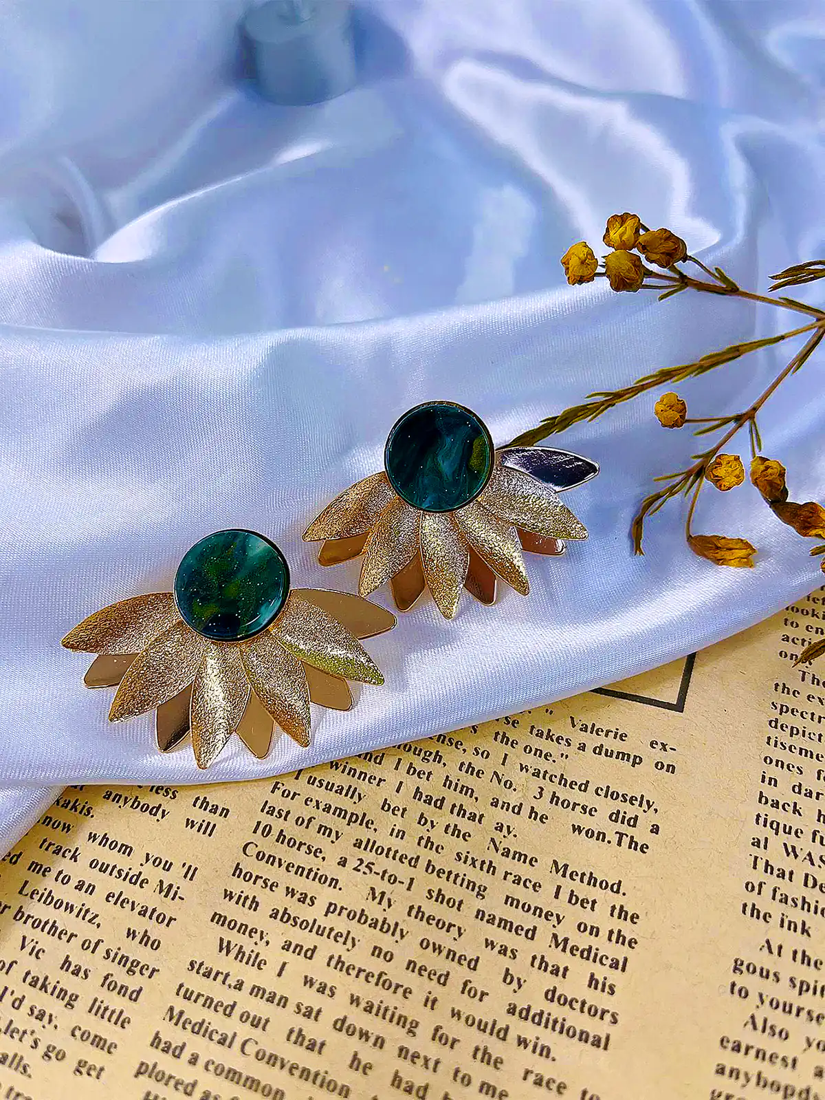 گوشواره گل میخی زمردی