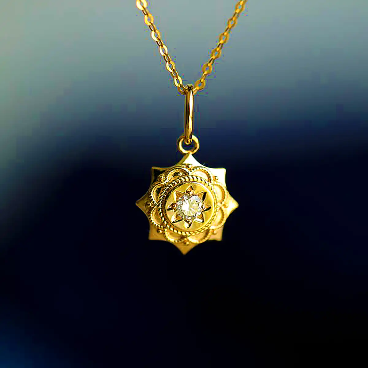 گردنبند مشبک طرحدار 