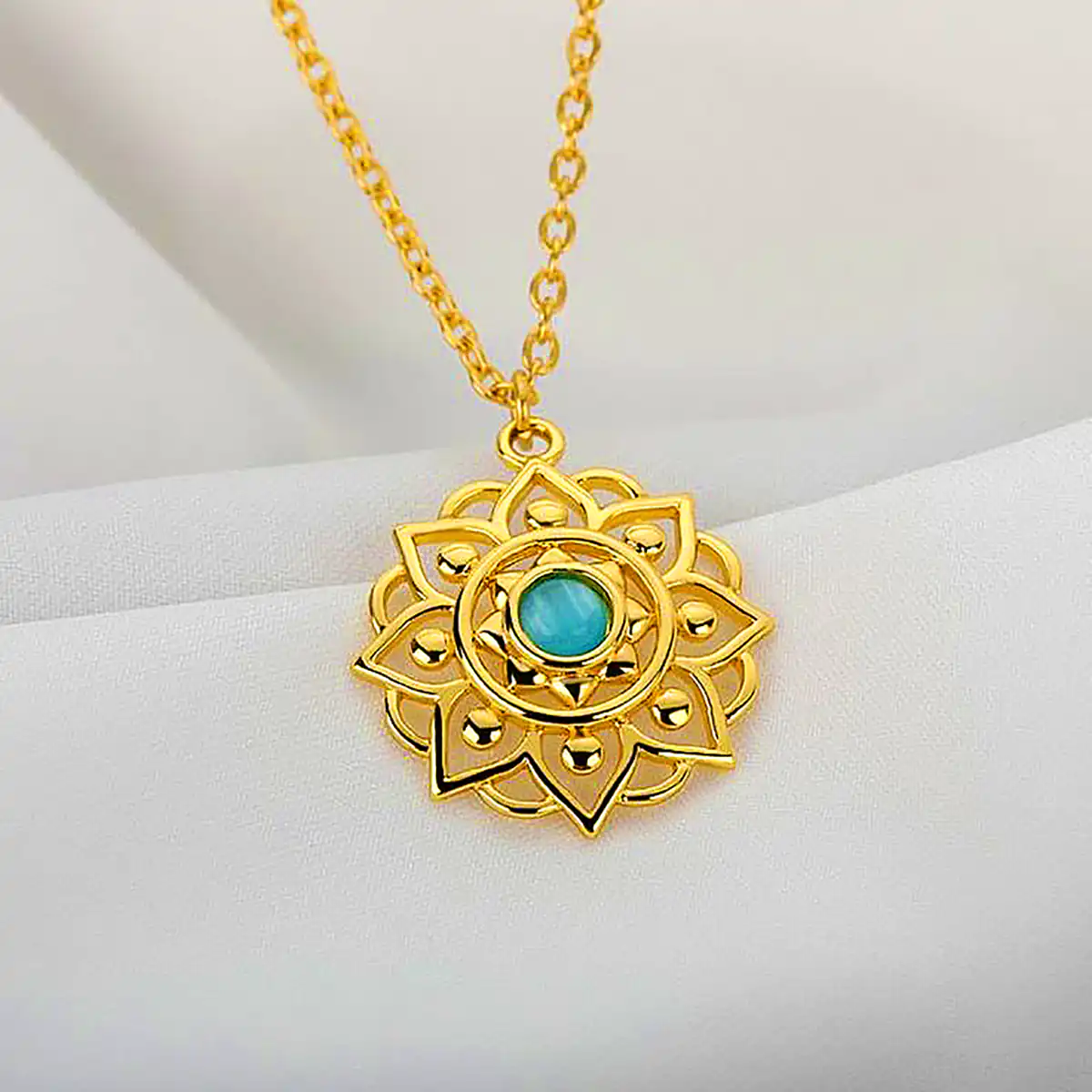 گردنبند مشبک طرحدار 