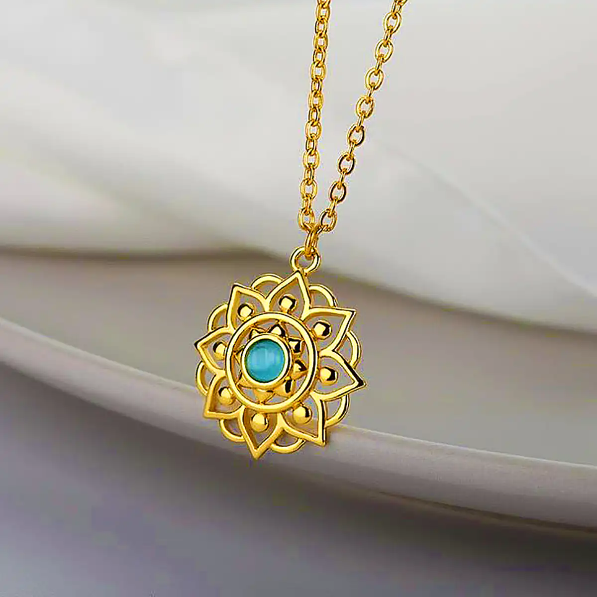 گردنبند مشبک طرحدار 