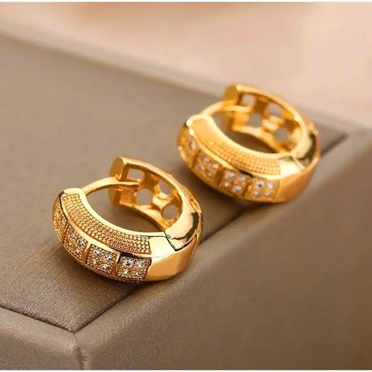 گوشواره طلای کلاسیک با نگین