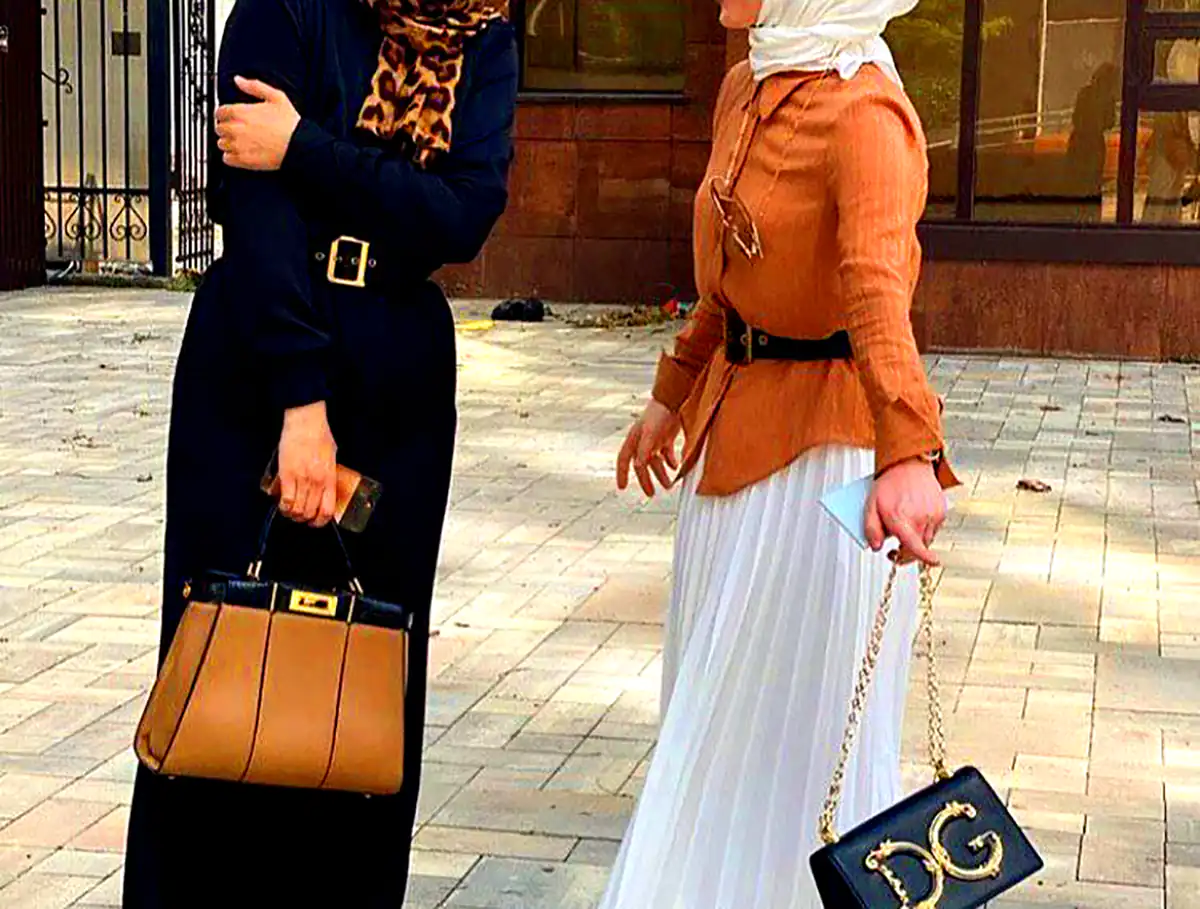 استایل زنانه با دامن پلیسه