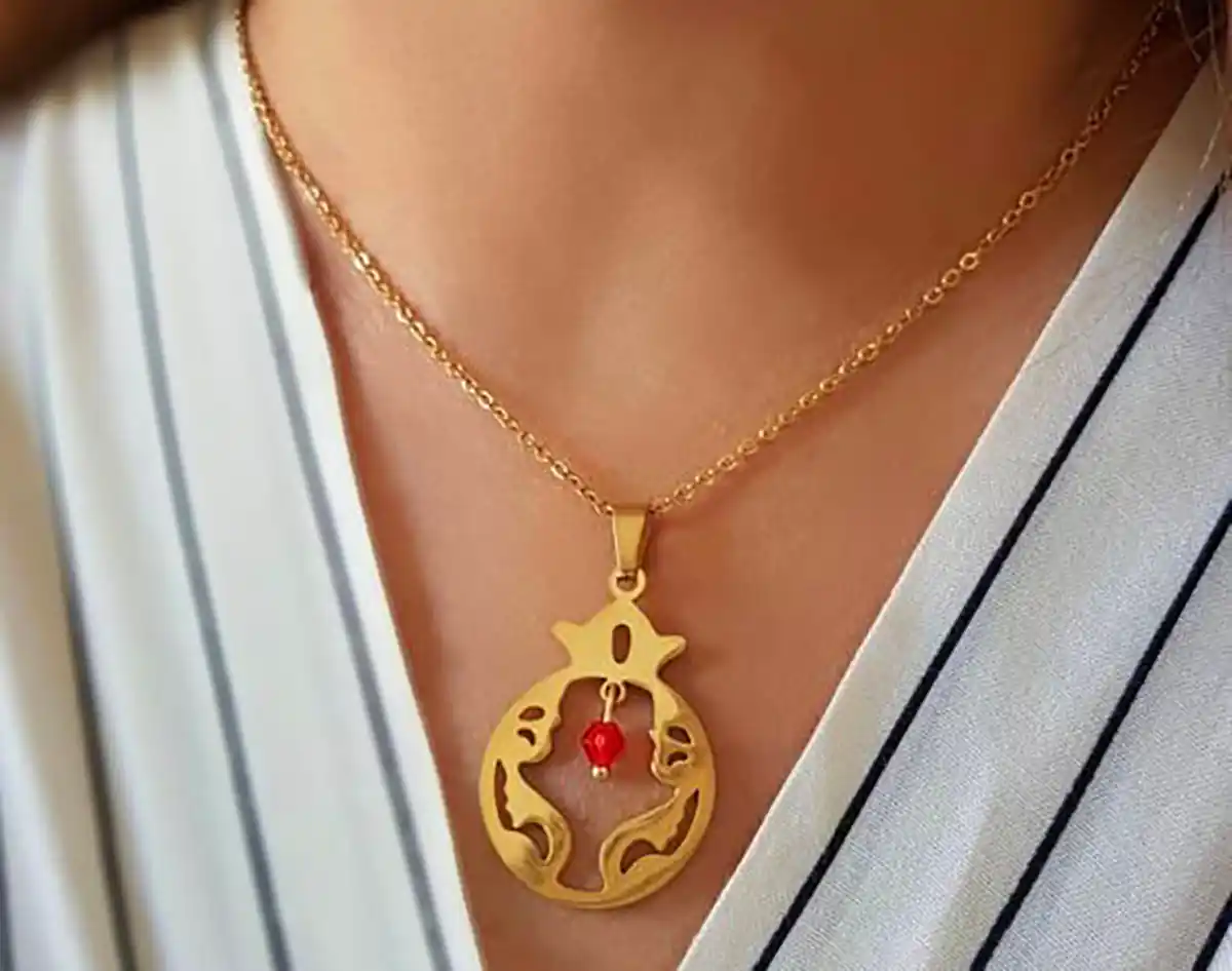 گردنبند انار شیک و طلای مدرن