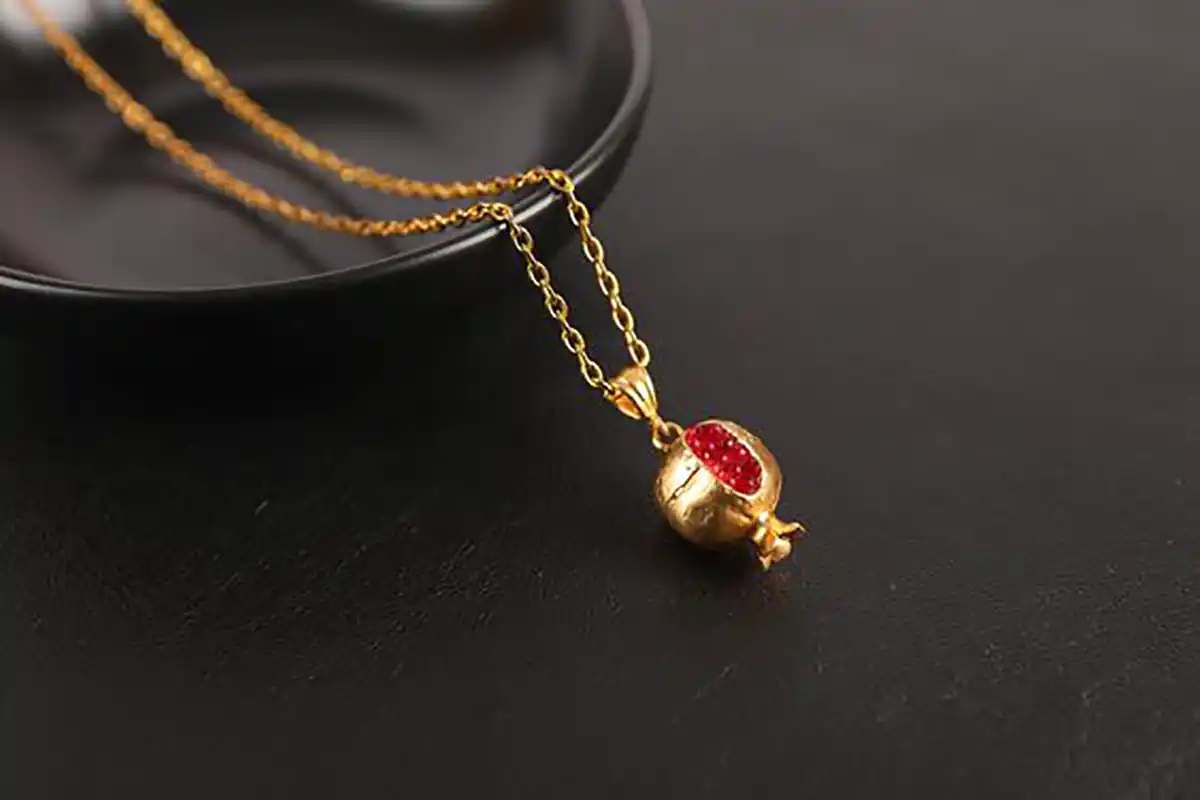 گردنبند انار شیک و طلای مدرن