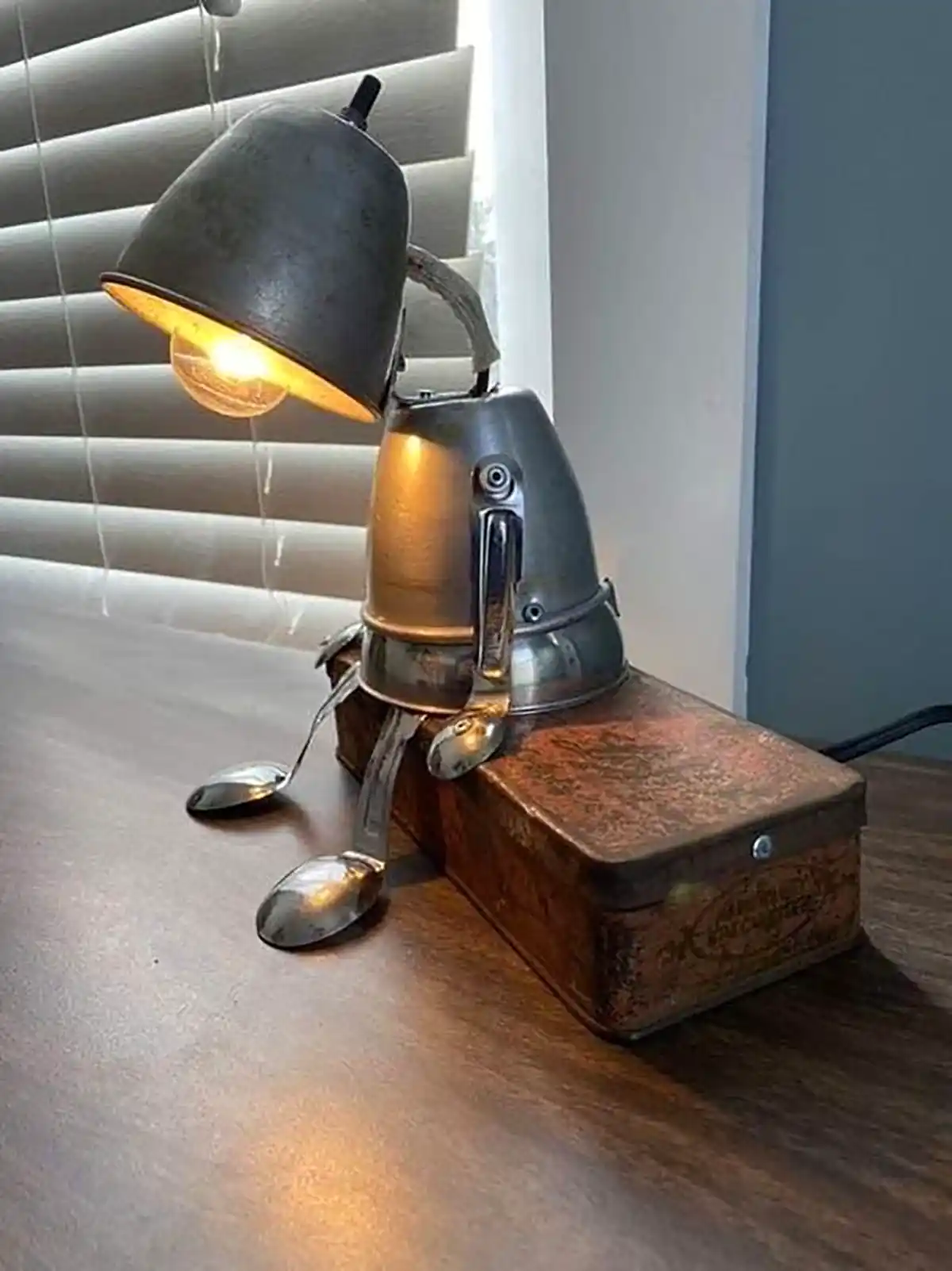 چراغ مطالعه با طراحی خاص