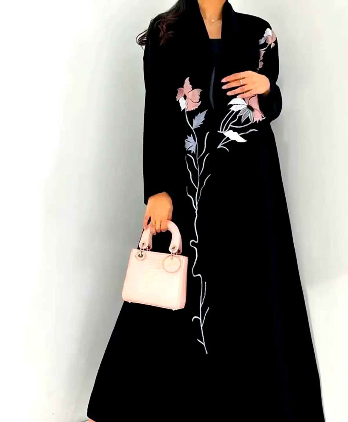 عبا مشکی گلدوزی شده