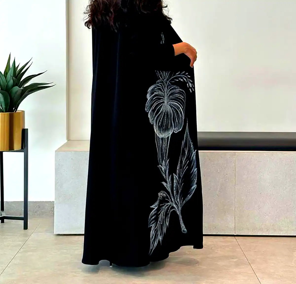 عبا مشکی گلدوزی شده